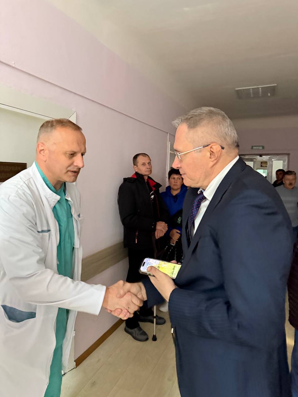А. В. Пешко відвідав Житомирську обласну лікарню, де нині працює відомий фахівець своєї справи — головний лікар Олександр Борисович Веселовський.