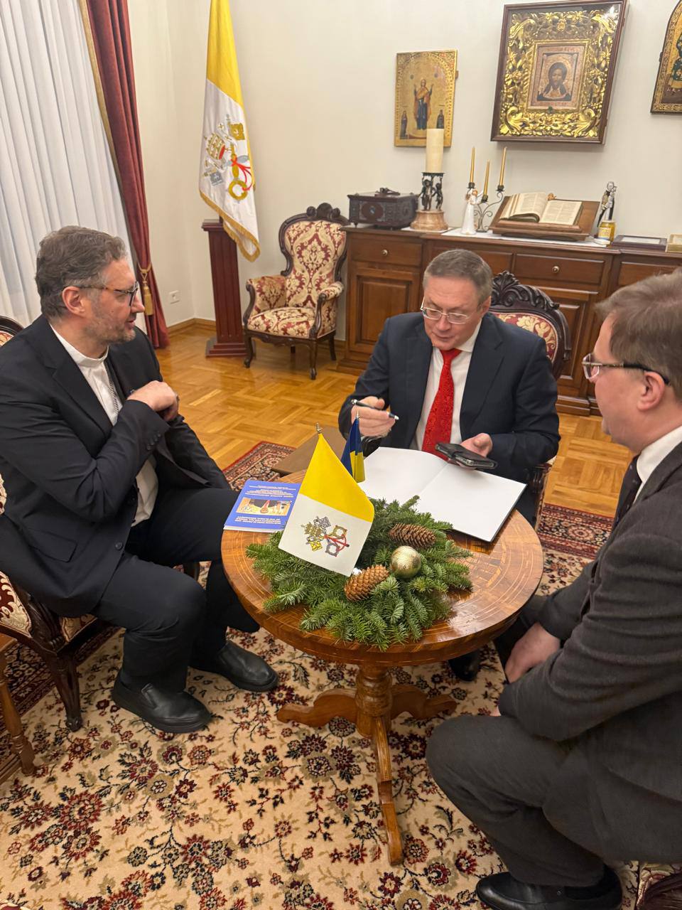 Академік Анатолій Володимирович Пешко та ерц герцог Австрії Франц Володимир Фон Габсбург-Лотрінген завітали до Апостольського нунція Ватикану в Україні, архиєпископа Вісвальдаса Кульбокаса, де привітали його з наступаючим Різдвом Христовим.  